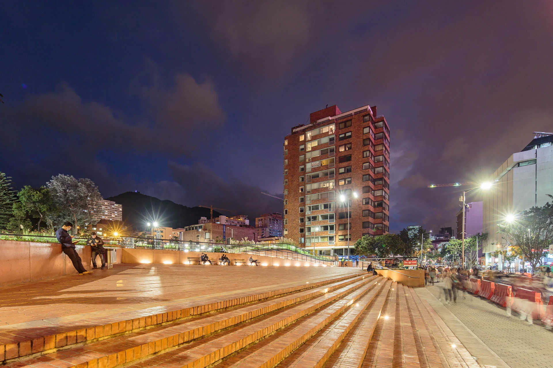 Vista de plano abierto del Parque Bicentenario actuando como sutura urbana en Bogotá.